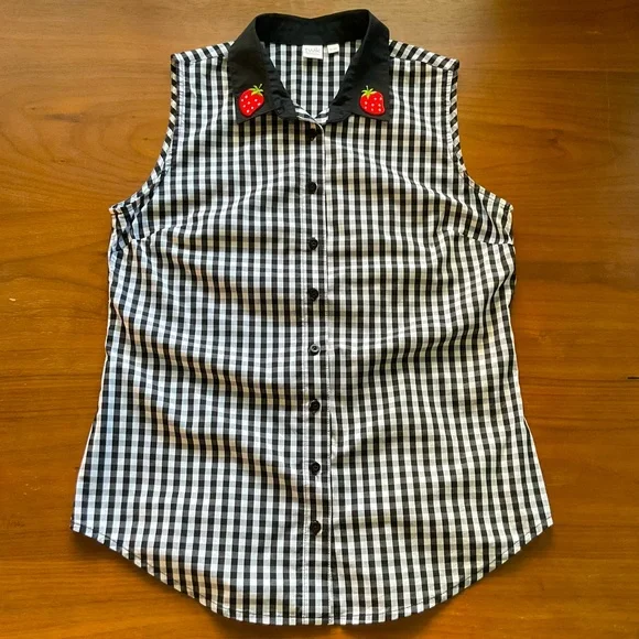 Strawberry Sleeveless Blouse - Picture 2 of 4